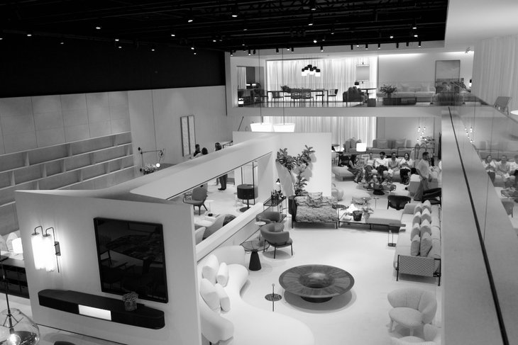 Showroom celebra 20 anos da  cadeira Dinna com exposição